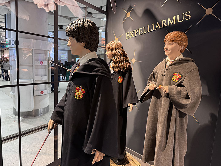 Magie in München: „The Wizarding World Shop by Thalia“ öffnet am 14. März 2024 seine Türen in den Stachus Passagen München (©Foto: Martin Schmitz)